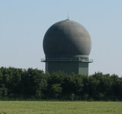 TNO-rapport TNO 2015 R11007 1.0 25 augustus 2015 Bijlage B 12/20 Figuur 7.13: De MPR gevechtsleidingsradar bij Wier. Rechts de radarantenne in de radome.