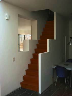 1&2. Deze klassieke trap ingesloten tussen twee muren oogt zeer modern: er zijn geen zichtbare trapbomen die de treden van de muren scheiden en tussen de trap en de wanden is er een opening van 3 tot