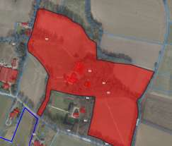 hebben. De boerderij heeft een samengestelde plattegrond en is opgetrokken in baksteen met een in houten betimmering uitgevoerde topgevel.