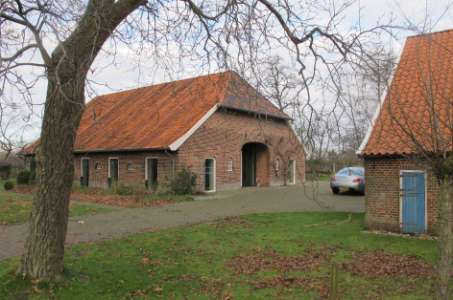 Spekkendijk 27, De Heurne Boerderij van het streekeigen hallehuistype, met middenlangsdeel. De hallehuisboerderij is tegenwoordig geheel als woonhuis in gebruik.