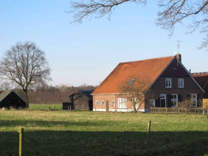 Tolhuisweg 8, Aalten Aan de Tolhuisweg staat deze boerderij, genaamd Villekes, markant gelegen op de hoek van de Schülenkampweg. Blijkens de jaarankers in de achtergevel dateert het complex uit 1866.