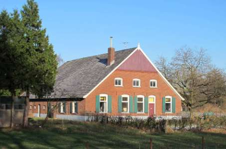 Caspersstraat 26, De Heurne Karakteristieke hallenhuisboerderij die is gelegen op de hoek van de Caspersstraat en de Giebinkstraat buiten de bebouwde kom van buurtschap De Heurne.