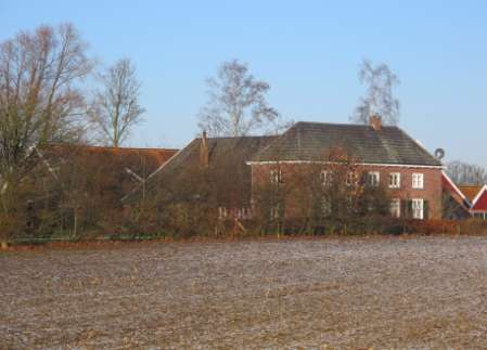 Haartseweg 23 en 23A, Aalten Boerderijcomplex ( Slotboom ) dat is gelegen in een bocht van de Haartseweg, op een vrij lommerrijk perceel dat wordt omringd door weidegronden.