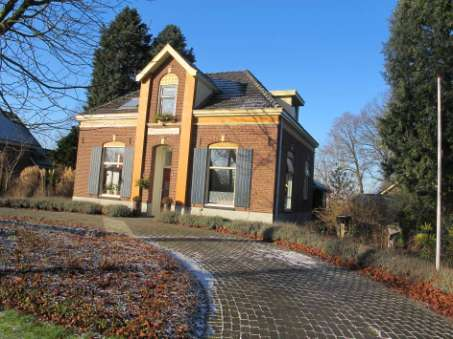 Haartseweg 31, Aalten * In het halfopen cultuurlandschap van Haart, ten oosten van Aalten, maakt dit pand deel uit van de geclusterde bebouwing die zich bij het kruispunt met de Buninkdijk en de