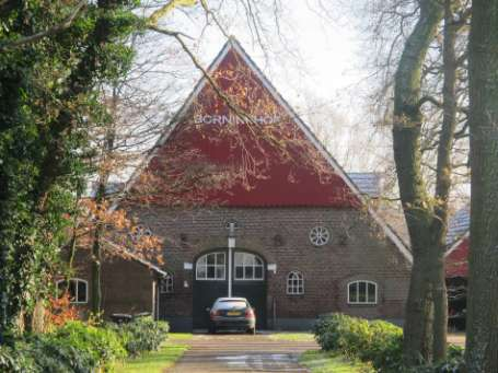 Haartseweg 8-8A, Aalten Boerderij De Borninkhof is gelegen in het halfopen cultuurlandschap in Haart ten oosten van Aalten, dat wordt gekenmerkt door verspreid liggende en deels historische
