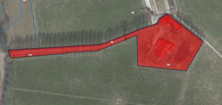 De bouwmassa heeft een samengestelde plattegrond, één bouwlaag en een zadeldak met aan de achterzijde een wolfeinde.