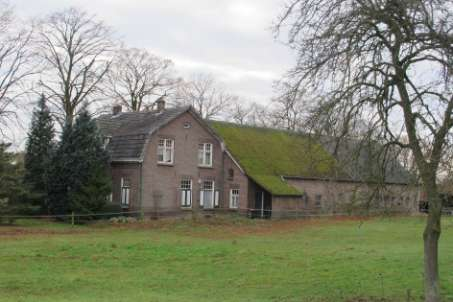 Hamelandroute 74, Aalten Boerderij De Bree is gelegen in het overwegend open landschap ten zuiden van Aalten in het gebied Heurne.