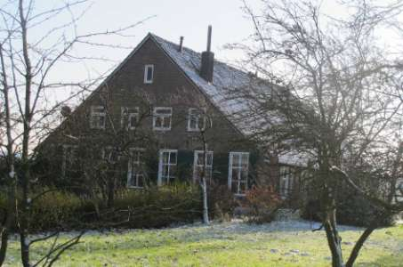 Koopweg 13, Aalten In het open cultuurlandschap in de omgeving van de buurtschap Lintelo neemt deze markant gelegen boerderij een opmerkelijke positie in.