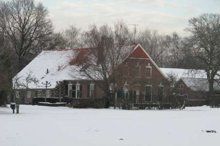 Markerinkdijk 59, Aalten Halllehuisboerderij uit omstreeks 1925 die behoort tot de diverse historische agrarische complexen die karakteristiek zijn voor het essenlandschap van de buurtschap Barlo