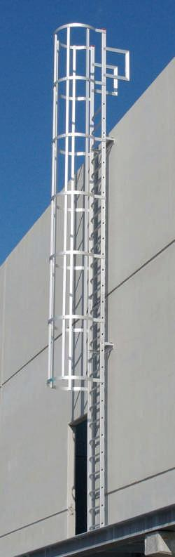 17.9-2 Werfmaterieel klein Ladders voor professioneel gebruik 17.9-2e Brandladder Troeven : -Volledige anodisatie van ladder en kooi voorkomt vuile handen en corrosie van het aluminium.