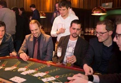 Casino de Luxe U bespaart hiermee een reis naar Las Vegas, want alles staat deze avond op uw eigen locatie