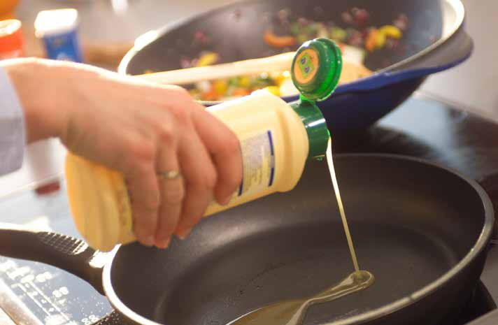 Vloeibare margarine Vloeibare margarine bevat gemiddeld 80% vet. Je kunt ze goed gebruiken bij het bakken van een cake of bij het bereiden van een saus met vloeibare margarine.