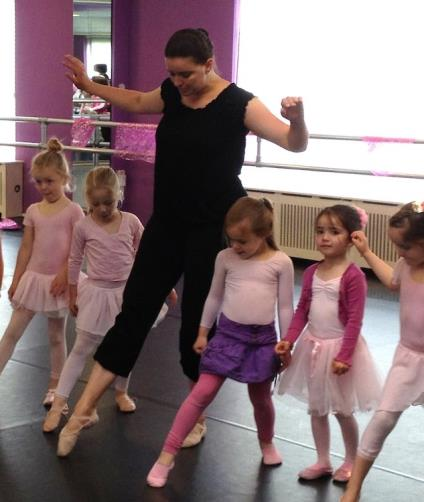 Nieuwe danscursussen bij M&DO Nieuwe cursus peuterdans. Jonge kinderen bewegen graag.