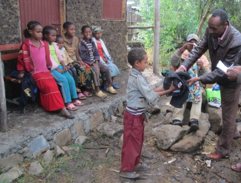 Niet alleen in ons project, maar ook de kinderen in Fital, waar de kleding voor grotere kinderen naartoe ging.