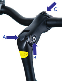 Deze draait u los met een lange inbussleutel (6 mm), waarna u de hoogte van het stuur naar de gewenste hoogte kunt aanpassen. Zet daarna de bout weer stevig vast.