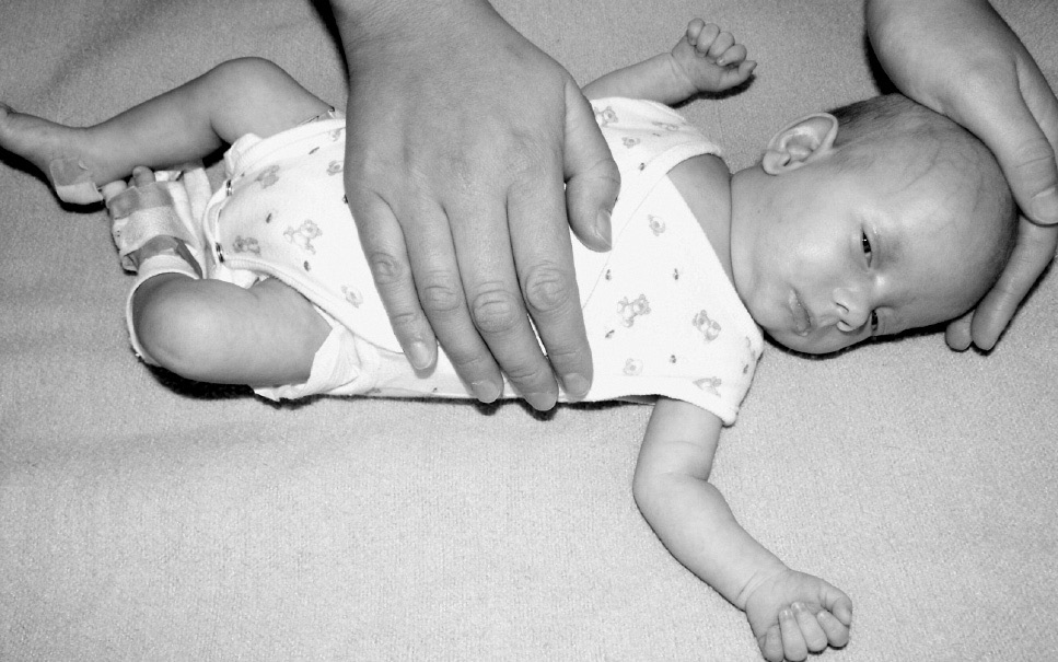 Voorwaarde Om maximaal effect te krijgen moet diegene die de baby masseert, zich volledig inleven in het gevoel van aanraken, en zelf innerlijk rustig zijn.