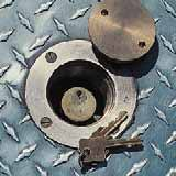 b.v. een hangslot een cilinderslot beschermd door een rozet met een speciale sleutel.