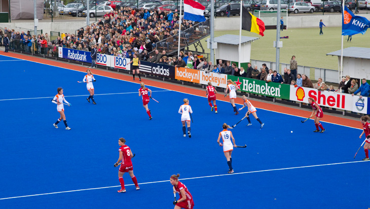 Press aan de zijkant van het veld. van de tegenstander. De counter control situatie start wanneer de eigen opbouw via de verdediging en het middenveld plaatsvindt.