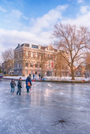 Nr. 1 Winnaar Winterfotowedstrijd gemeente Leiden 2016 Naam fotograaf: Thijs Tegelaar Deze foto sprong er bij de eerste ronde meteen uit. Het is een kraakheldere, winterse dag in Leiden.