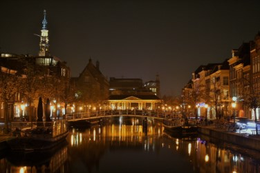 Nr. 4 Eervolle vermelding Fotowedstrijd Leiden bij Nachtlicht - gemeente Leiden 2016 Naam fotograaf: Nina Combrink Een fraaie plaat, die technisch heel goed in elkaar steekt.