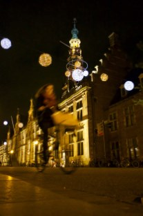 Nr. 2 Fotowedstrijd Leiden bij Nachtlicht - gemeente Leiden 2016 Naam fotograaf: Charlie Versteege De nieuwe kerstverlichting hing nog maar nauwelijks in de Leidse binnenstad, of deze foto werd al