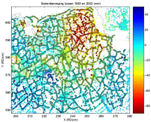 3.1 Overzicht 1993-1998 Figuur 13: Bodembeweging in de periode 1993-1998, bepaald uit InSAR en waterpasmetingen (bolletjes), scatterplot (midden) en toetsgrootheden (rechts).