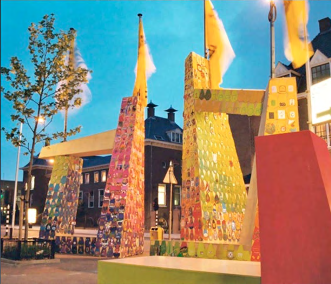 Kunst Voor even De poort van Lombok in Utrecht werd in 2003 bedacht en gemaakt door Marij Nielen, samen met de bewoners van de wijk.