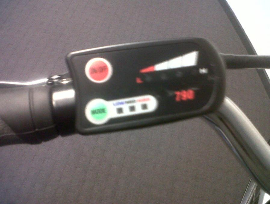 ON/OFF knop op het handgreep paneel. De On/Off knop (met de rode of blauwe kleur) kan gebruikt worden in geval van nood. Bijvoorbeeld, de accu raakt te leeg tijdens het fietsen.