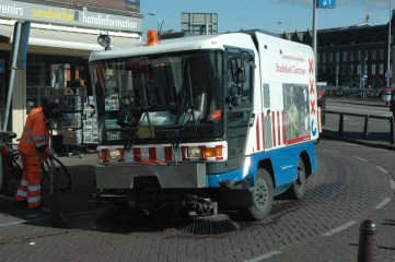 Snellere slijtage van verhardingen. Veegmachine Veegmachine met onkruidborstel 6.