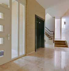 Leende, Margrietlaan 1 D Via de hoofdingang van appartementencomplex Le Tanneur (uitgevoerd met marmeren vloer en wanden) is de 1e etage bereikbaar via de trap of lift.
