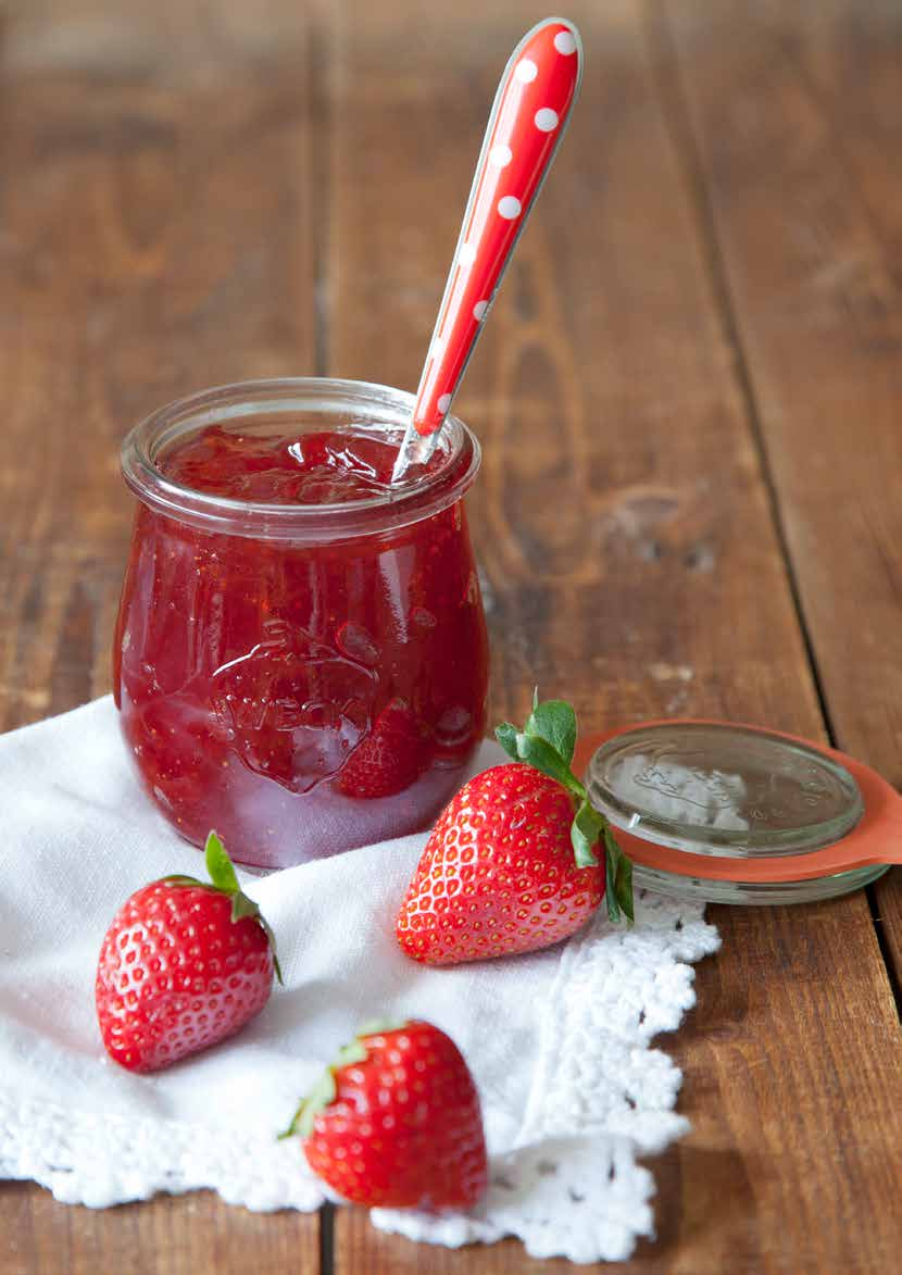 Aardbeienconfituur Ingrediënten met munt 3 kg aardbeien 1,5 kg confituursuiker sap van 1 citroen 1 handje munt (blaadjes) Confiture de fraises Ingrédients à la menthe 3 kg de fraises 1,5 kg de sucre