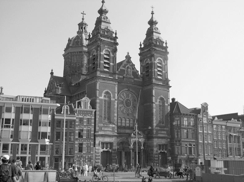 Bron 19B Een foto van de Prins Hendrikkade in Amsterdam: Toelichting De Sint Nicolaaskerk is gebouwd tussen 1884 en 1887 en is vanaf die tijd de belangrijkste rooms-katholiek kerk in het centrum van