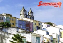 De stad is begrensd door een soort klif, waardoor twee delen ontstonden: de hoge stad waar de Pelourinho gelegen is (typische wijk met fel gekleurde voorgevels) alsook de kerk van Sao Fransisco.