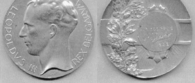 Als keerzijde is een bestaande medaille gebruikt; links een eiken- en een lauwerentak.
