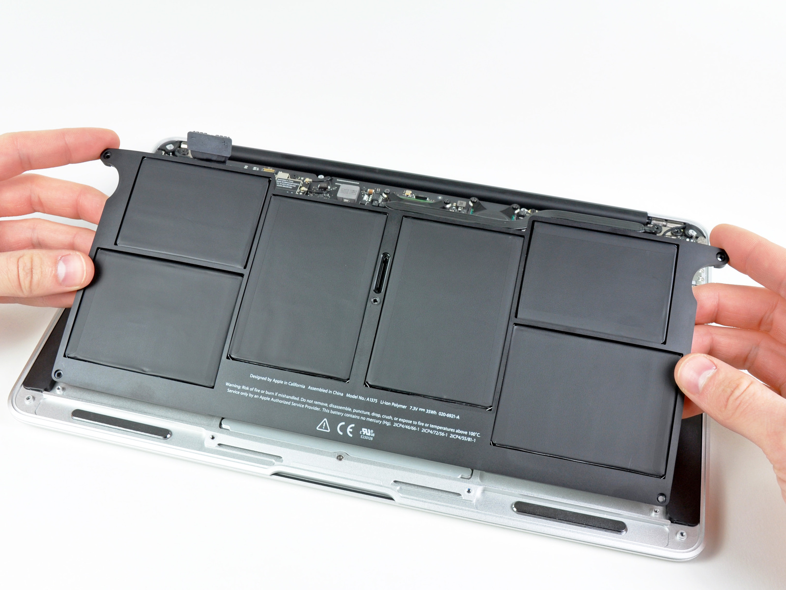 MacBook Air 11 "Late 2010 I / O-kaart vervangen Stap 12 Niet aanraken of knijp de zes lithium-polymeer-cellen bij het