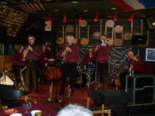 23 DECEMBER 2012 DOKTER JAZZ, & CO Deze band behoeft voor de bezoekers die vaak in de club komen eigenlijk geen aankondiging. Zij komen al jaren. Zij spelen vooral Oude Stijl, maar vooral Dixieland.