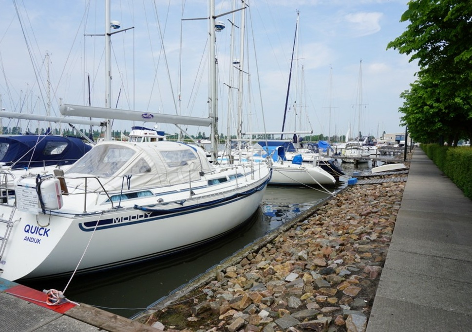 Waterrijck Stavoren is gelegen op loop/fietsafstand van het historische Zuiderzeestadje Stavoren, de Johan Frisosluizen naar het IJsselmeer en het IJsselmeer strand.