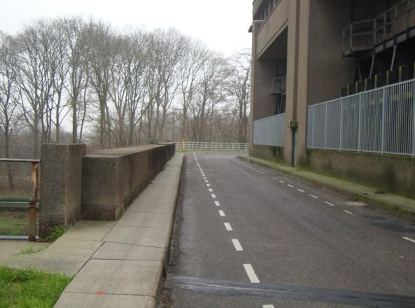 westzijde van het Julianakanaal wordt naast recreërende fietsers en voetgangers ook veel gebruikt voor woon-werkverkeer en scholieren vanuit Itteren, omdat dit de kortste en veiligste route is.