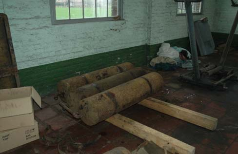 Restauratie van de bogies en andere onderdelen Na de afbraakwerken, de nodige opruimingswerken van oud ijzer, aluminium en hout, werd een eerste balans gemaakt van de vitale donororganen voor