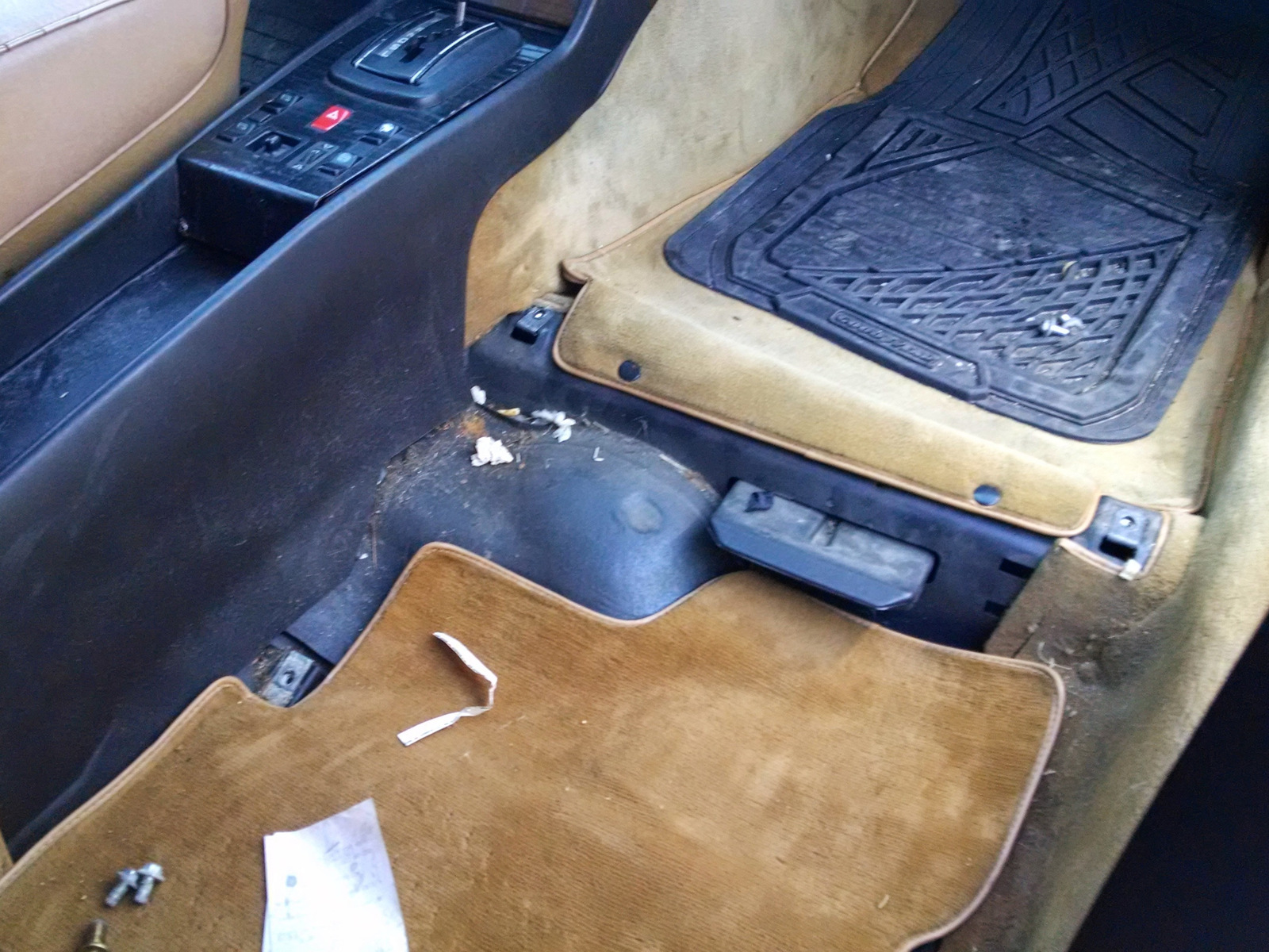 Mercedes W123 voorzijde Seat Replacement Stap 12 Terwijl uw stoel is uit, het is een goed moment om opzuigen, in potentie meer dan 30 jaar van vuil en puin.