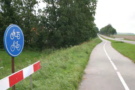 De fietsers moeten echter wel altijd veilig het werkvoertuig kunnen passeren. Als dit via de naast liggende hoofdrijbaan is, dan mag dit nooit zonder aanvullende maatregelen.