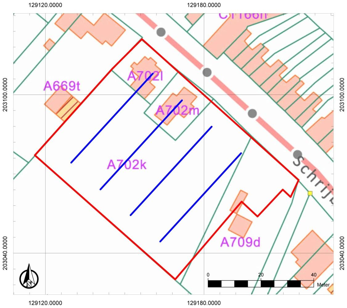 Figuur 6: Sleuvenplan met aanduiding van de proefsleuven in blauw (onderkaart: kadasterkaart) De proefsleuven hebben een breedte van 2 m.