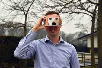 VOORUIT BIJZONDER PERSPECTIEF EN EXTRA DIMENSIE In 2015 werd de geleidehondenbeleving geïntroduceerd, een simulator, waarmee je op de loopband met een speciale VR-bril op beleeft hoe het is om met