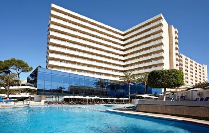 Wij verblijven in Hotel Taurus Park, vlak bij het strand en de boulevard in Palma de Mallorca, op basis van half-pension, dus inclusief ontbijt en diner in buffet vorm.