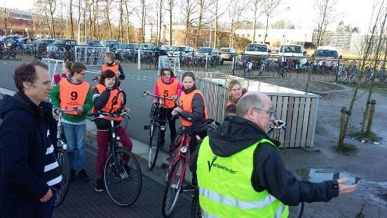 Na een kort voorwoord gaf burgemeester Swart bij de eerste leerlingen het startschot. Ook de wijkagent Remco van Aalst was aanwezig.