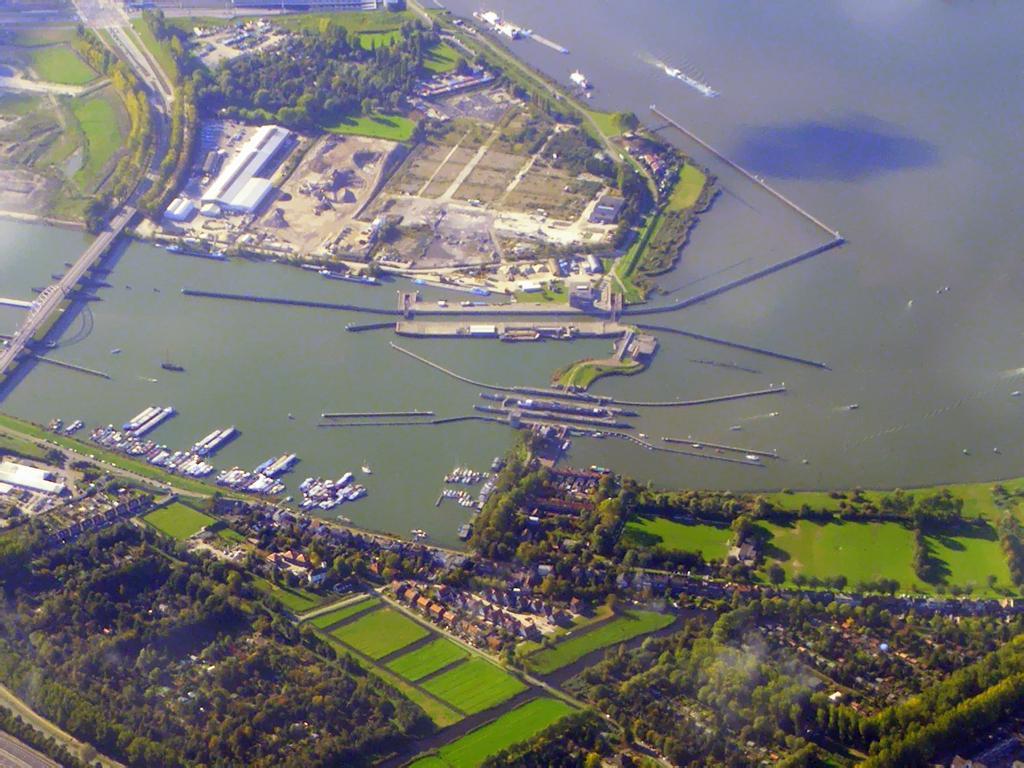 21 Het sluizencomplex bij IJmuiden (links) en de Oranjesluizen (rechts) (bron: Wikipedia) Hydraulische effectiviteit Asselman (2002) heeft bij het maken van het overstromingsmodel van dijkring 44 een