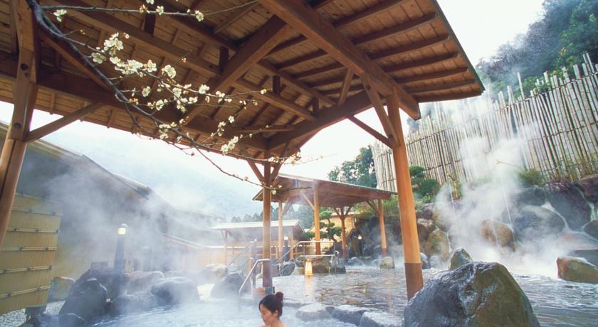 BADCULTUUR IN JAPAN O N S E N E T I Q U E T T E Een bezoek aan de onsen, of natuurlijke heetwaterbronnen is een beleving die iedere reiziger in Japan eenmaal meegemaakt moet hebben.