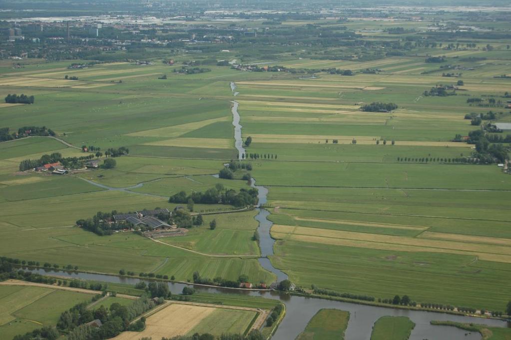 7 KRW-waterlichaam NL15-06: Holierhoekse en Zouteveense polder Algemene beschrijving Het waterlichaam betreft een primaire polderwatergang waar het overgrote deel van het overtollige water door wordt