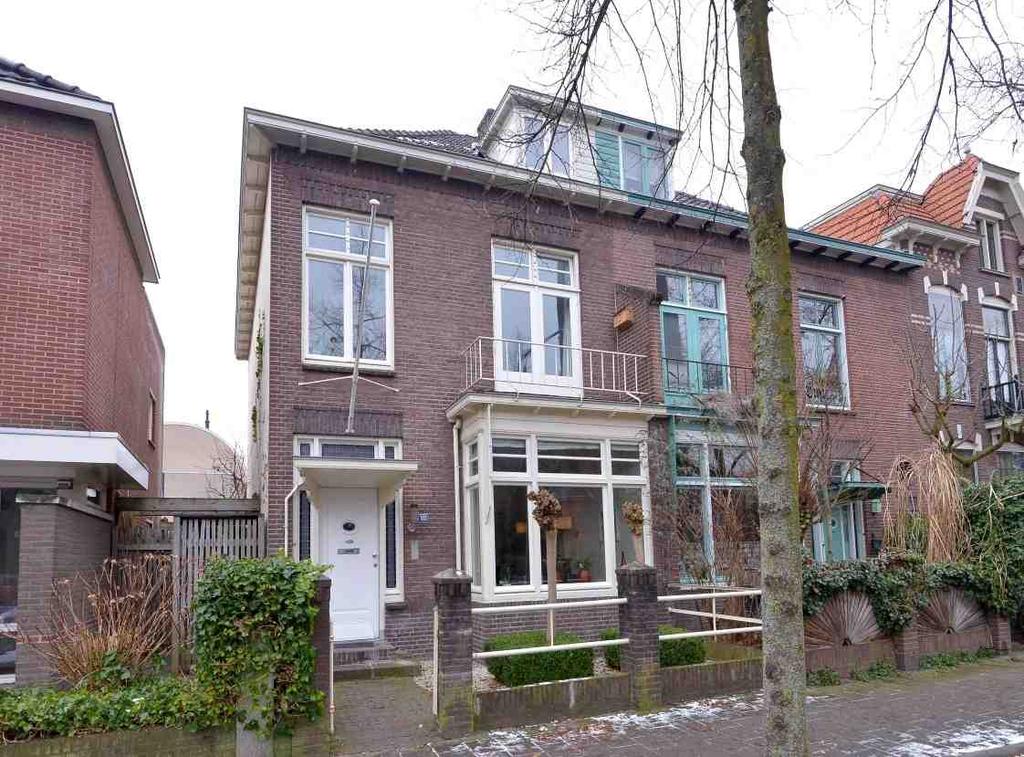 Interesse? Bent u geïnteresseerd geraakt in deze woning en wilt u de woning eens van binnen bekijken, maak dan een afspraak met één van onze makelaars.