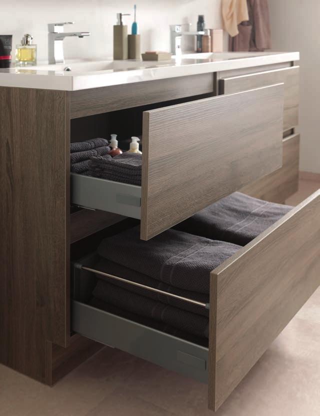 ESPACE DE RANGEMENT Les meubles sur socle Loft vous offrent des armoires, des tiroirs et des armoires à miroir de très grande taille.